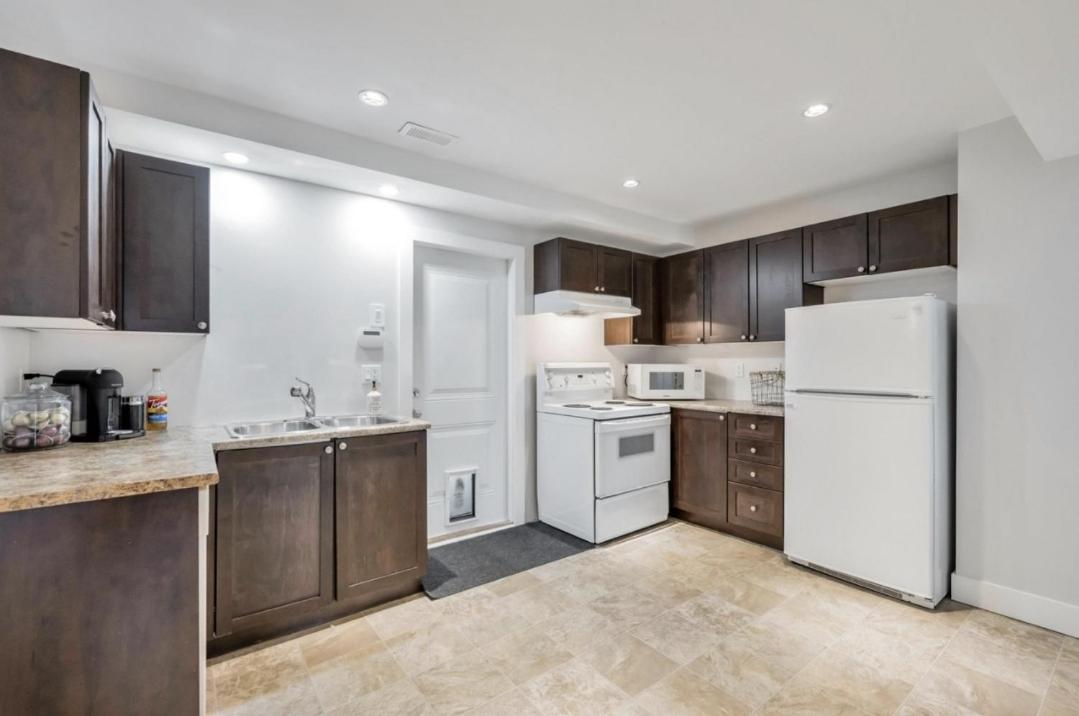Private 1 Bedroom In Brookswood Langley Extérieur photo