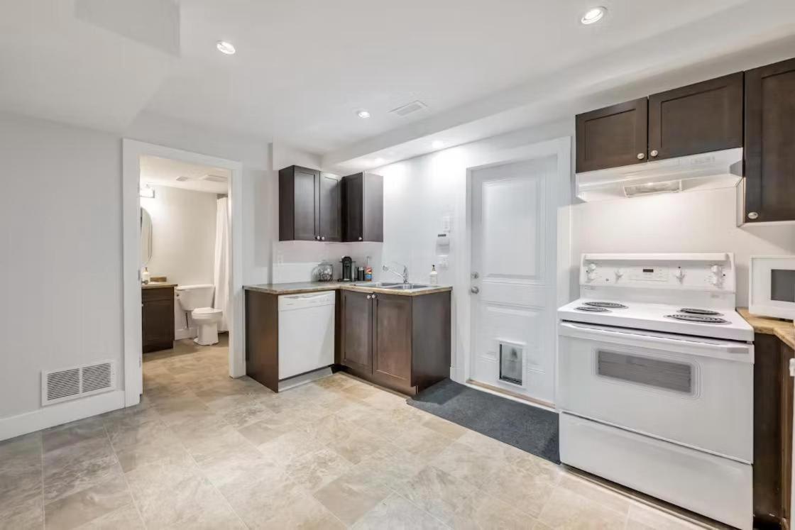 Private 1 Bedroom In Brookswood Langley Extérieur photo